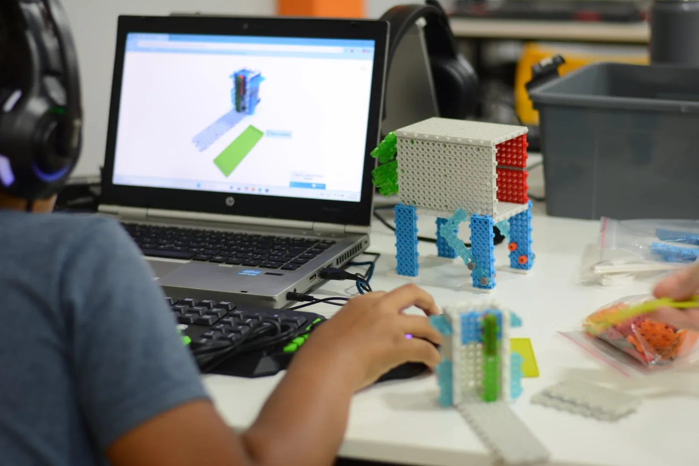 Montagem de peças com apoio do computador.