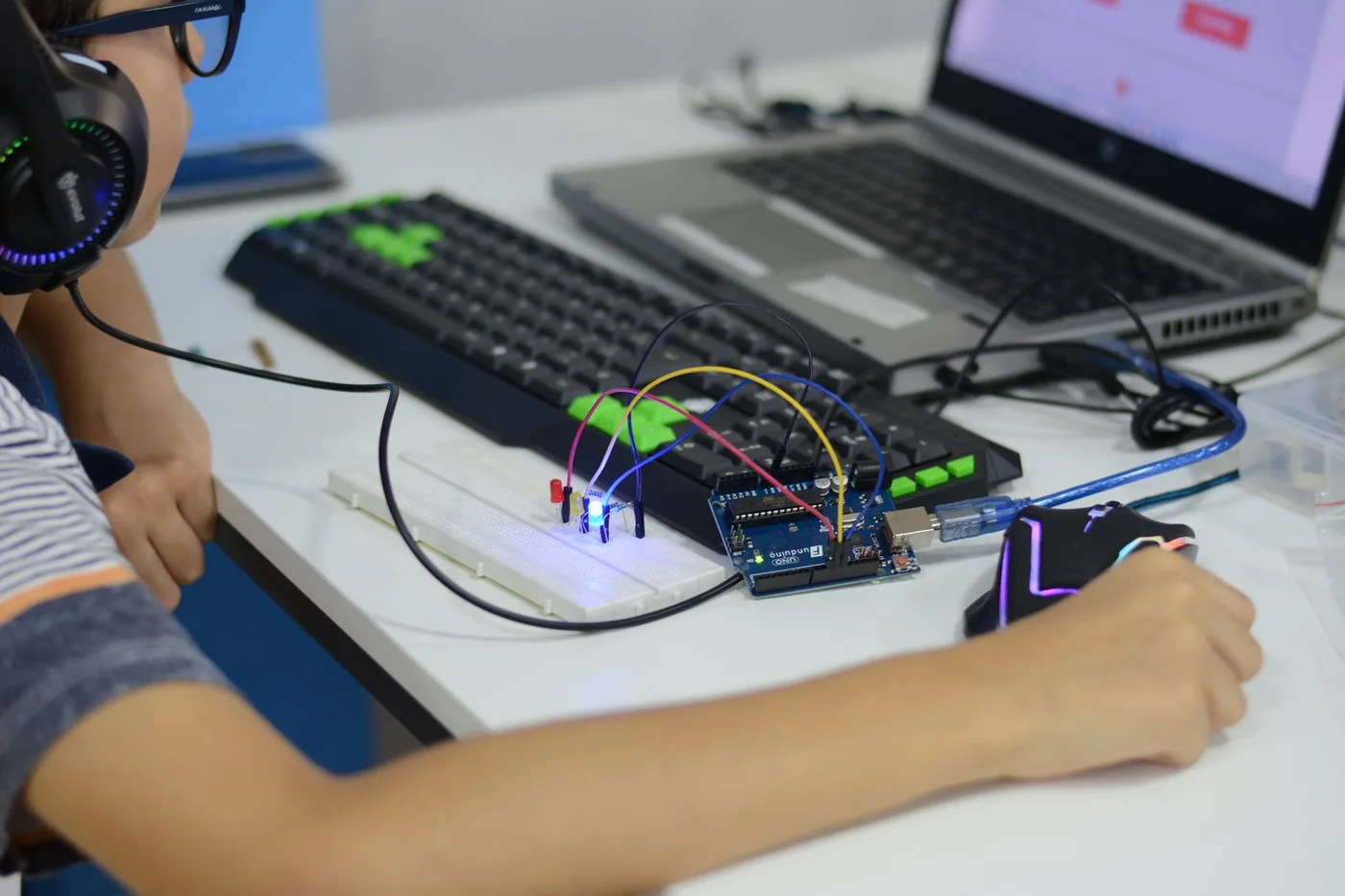 Exploração de circuitos com placa, fios e programação.