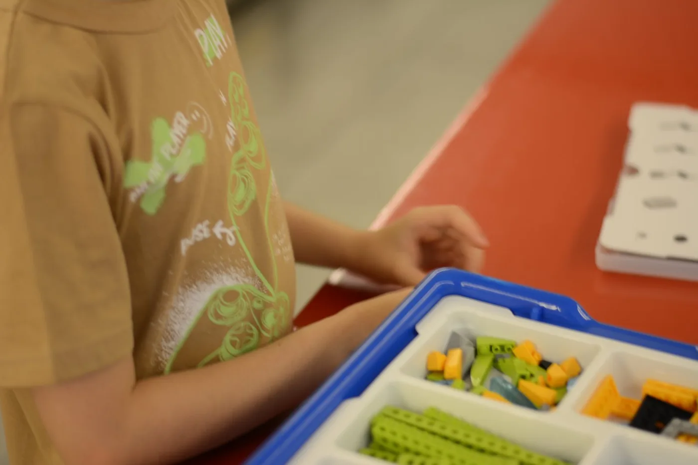 Criança escolhendo peças para uma montagem na Microbot