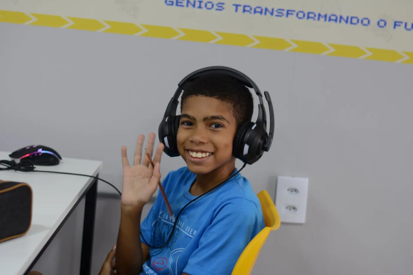 Aluno sorrindo em uma estação de atividades da Microbot